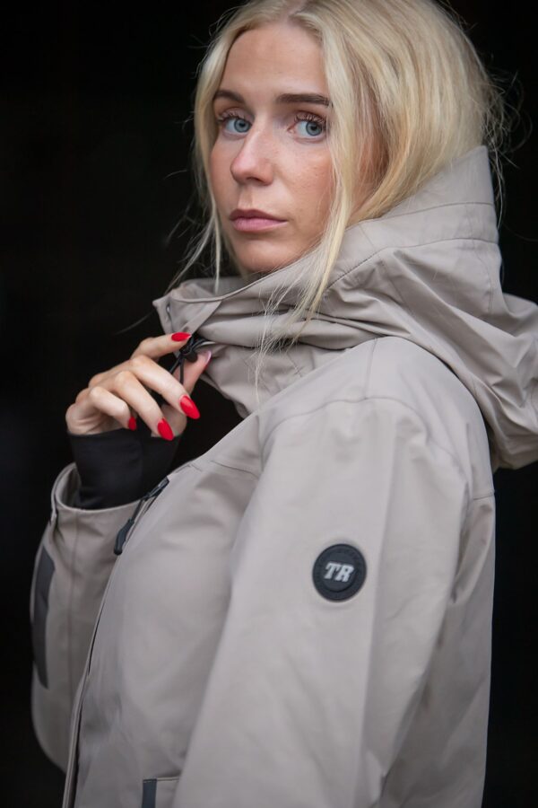 rainjacket-gletta-women-sand-pocket-closeup_1920x1920