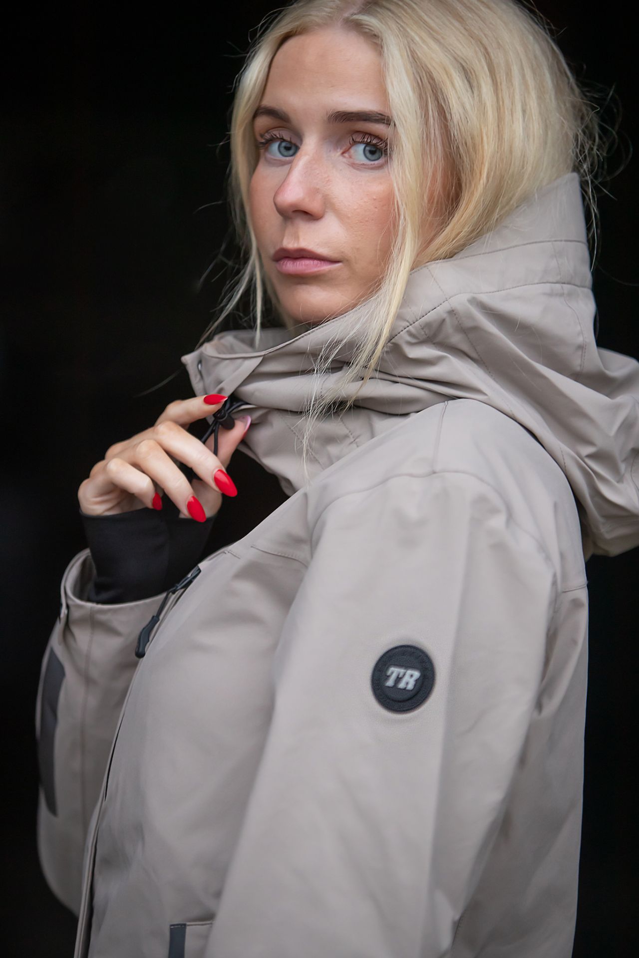 rainjacket-gletta-women-sand-pocket-closeup_1920x1920