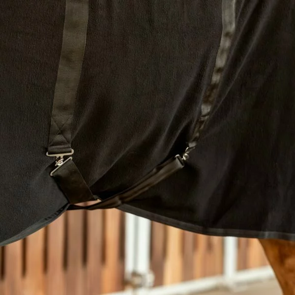 fleece_rug_belly_closure