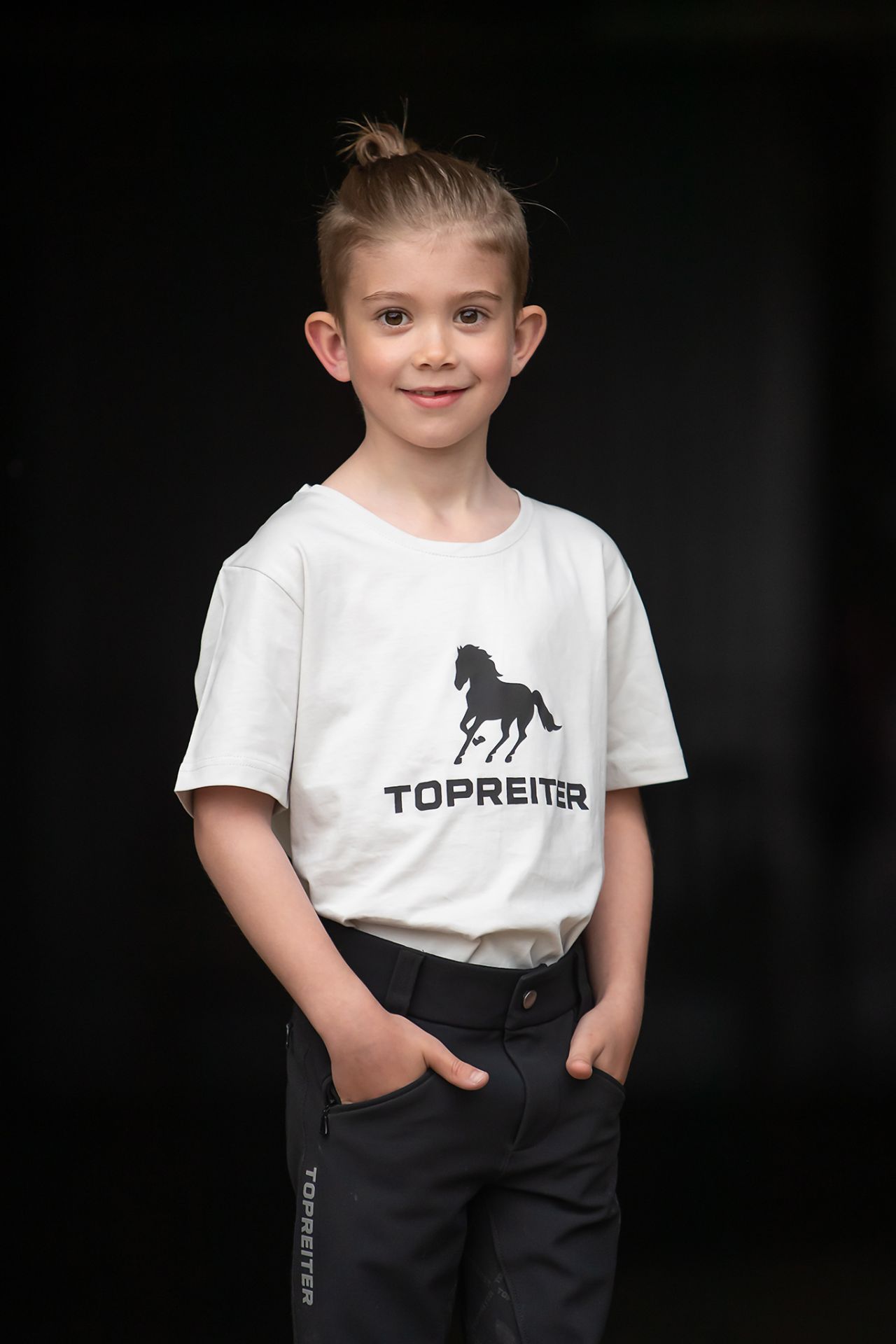 topreiter-kids-greige-tshirt-closeup_1920x1920