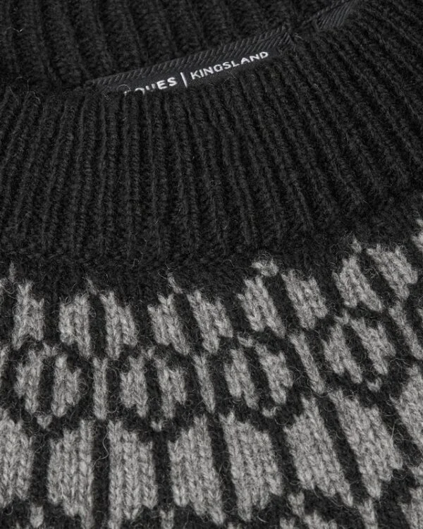 EQ KL magda close up black new