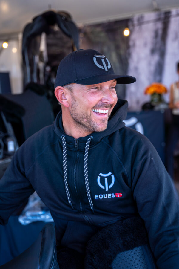 EQUES_CAP_NEW_LOGO_BLACK_NILS