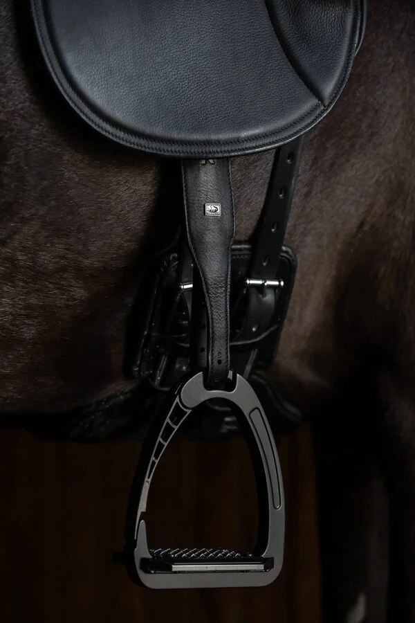 topreiter-close-contact-stirrup-leathers-under-saddle_1365x2048