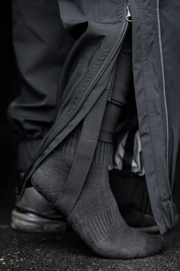 topreiter-equestrianwear-unisex-rain-pants-kari-black-ankle-zip-detail_1365x2048