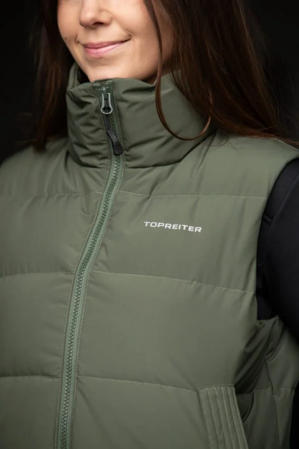 topreiter-equestrianwear-women-cropped-vest-abel-olive-front-logo-detail_1365x2048