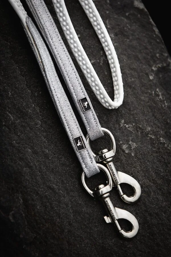 topreiter-glitrandi-glitter-rubber-reins-white-with-snaps-detail_1365x2048